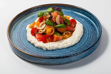 Салат из разных помидоров с хумусом из копченого сулугуни