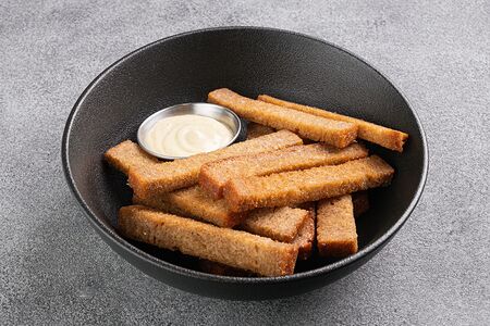 Гренки с чесноком и соусом тартар