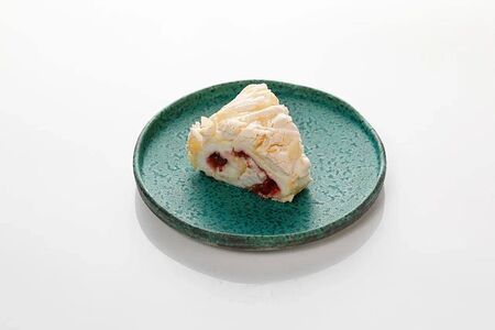 Меренговый рулет с клубникой