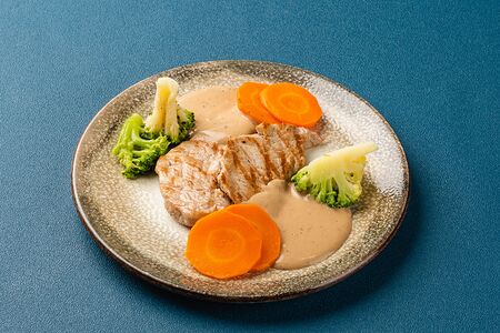 Медальоны из свинины 