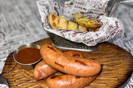 Баварские колбаски с деревенским картофелем