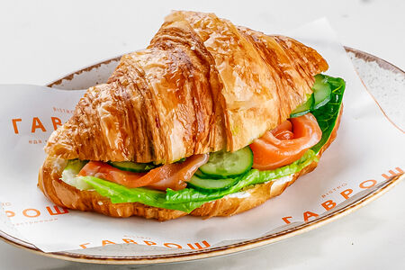 Круассан с лососем и сырным кремом