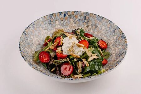 Салат с клубникой и страчателлой