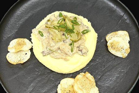 Бефстроганов с картофельным пюре