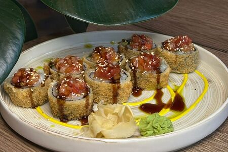 Горячий ролл с тартаром из лосося