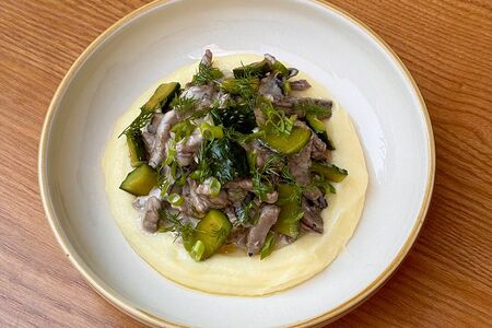 Бефстроганов с картофельным пюре и битыми огурцами