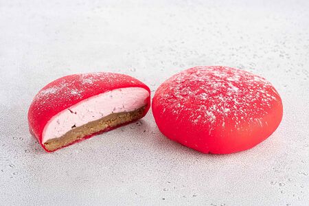 Большой моти с малиной и орехами