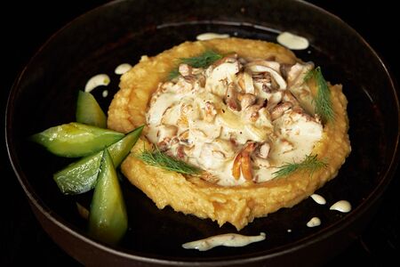 Строганов из лисичек с луковым пюре