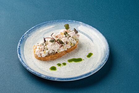 Брускетта с куриным филе