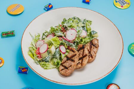 Медальоны с овощным салатом