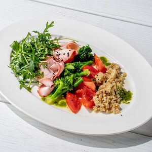 Салат с индейкой руколой и томатами