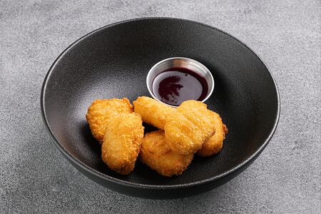 Жареный камамбер с ягодным соусом