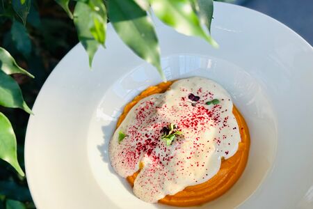 Томленый бычий хвост с побрей из батата с сырным муссом