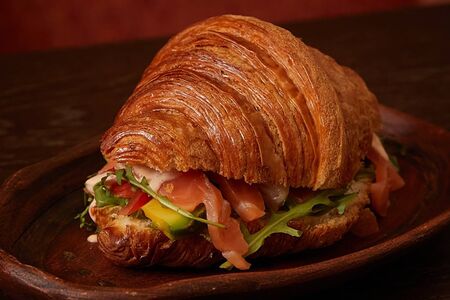 Круассан с красной рыбой