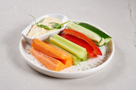 Овощные палочки с соусом цезарь