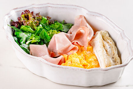 Скрембл с мортаделлой и трюфельным бри