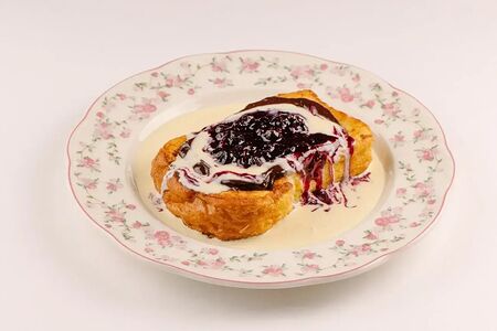 Гренка с шоколадным сыром, английским кремом и смородиной