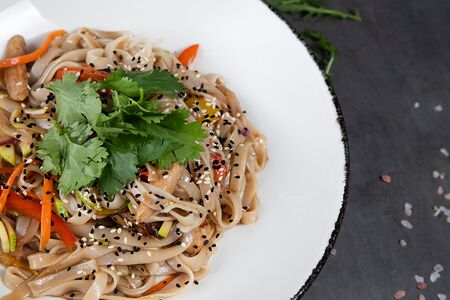 Wok-лапша с курицей и овощами