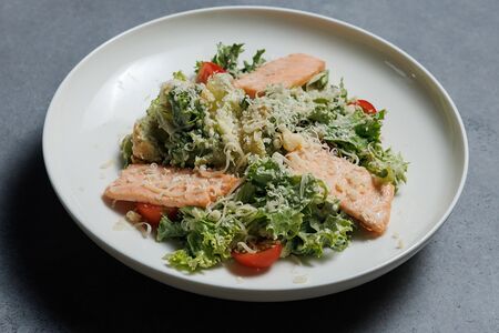 Салат Цезарь с лососем