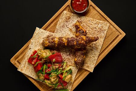 Люля из говядины с сыром чеддер и овощами