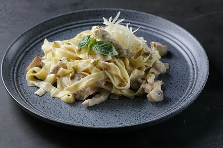 Паста с курицей и грибами