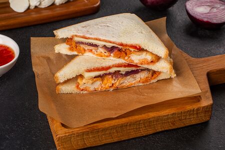 Сэндвич чикен чиззи с хрустящей курочкой и сыром в панировке