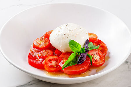 Фермерская буррата с томатами и соусом песто