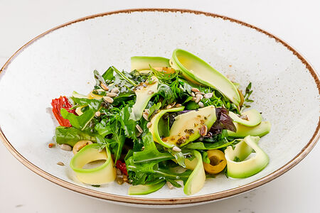 Зеленый салат с авокадо