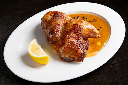 Курица на вертеле с соусом из зеленого перца