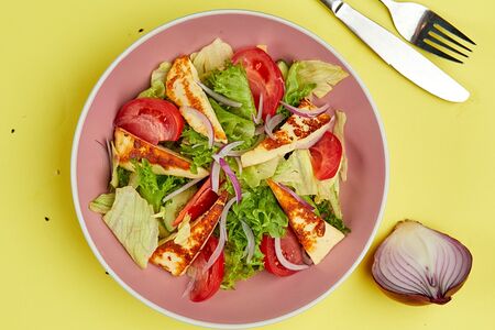 Салат с жареным адыгейским сыром