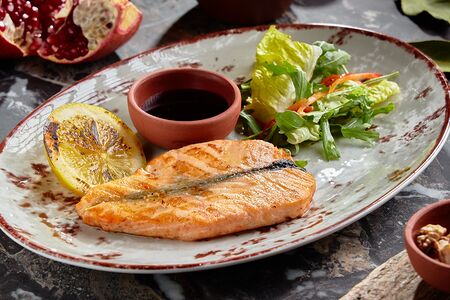 Стейк из лосося (подается с соусом наршараб)