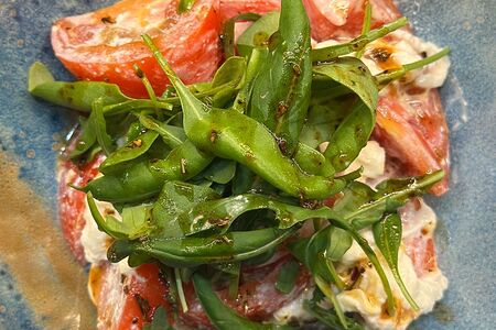 Салат с томатами и страчателлой