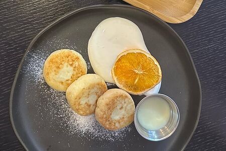 Сырники со сгущёнкой и сметаной 