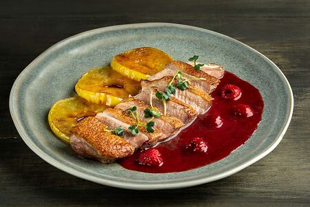 Утиная грудка в малиновом соусе