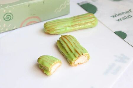 Эклер с фисташковый кремом