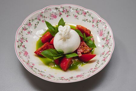 Буррата с томатами