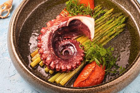 Осьминог на гриле со спаржей