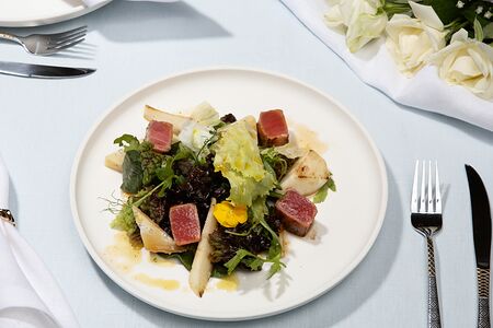 Салат с грушей, тунцом и горгонзоллой