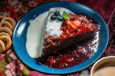 Шарлотка со сливочным соусом и ягодным сиропом