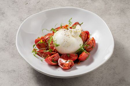 Буррата со спелыми узбекскими томатами 