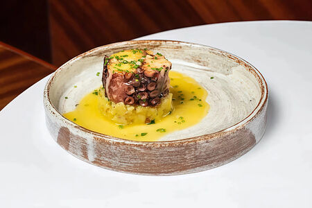 Осьминог, картофель и сливочный айоли