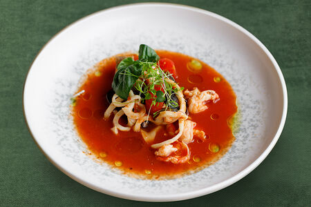 Томатный суп с морепродуктами