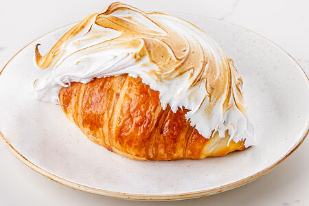 Круассан с меренгой