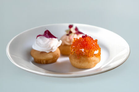 Пончик Беньё с икрой форели