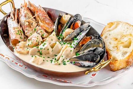 Морепродукты в сливочном соусе