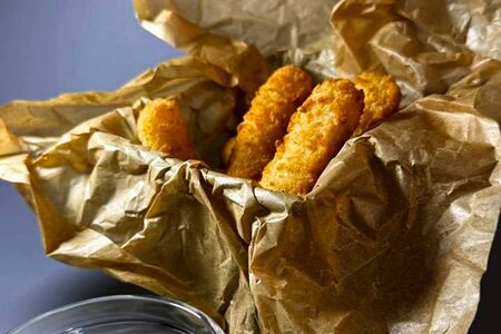 Сырные палочки с чесночным соусом