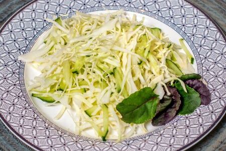 Салат из капусты с огурцом и чесночком