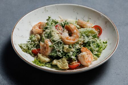 Салат Цезарь с креветками