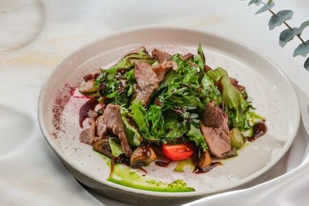 Салат с языком, печеными овощами, картофелем и перечным соусом