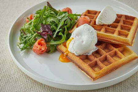 Яйцо-пашот с лососем на вафлях